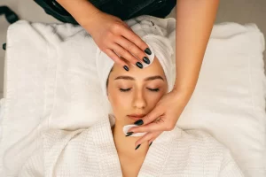 chica-recibiendo-limpieza-facial